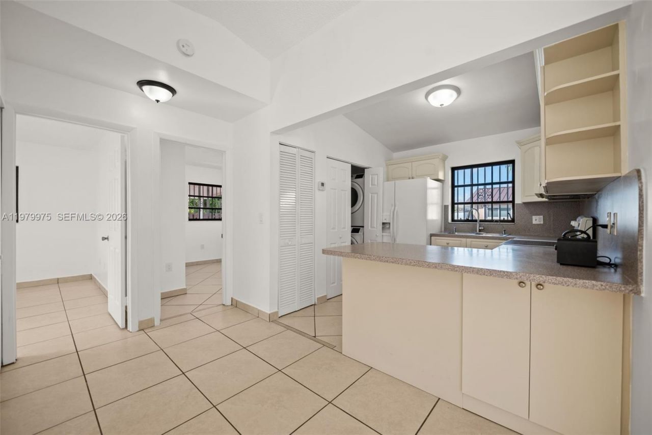 2496 W 70th Pl , Hialeah, FL 33016 Photo