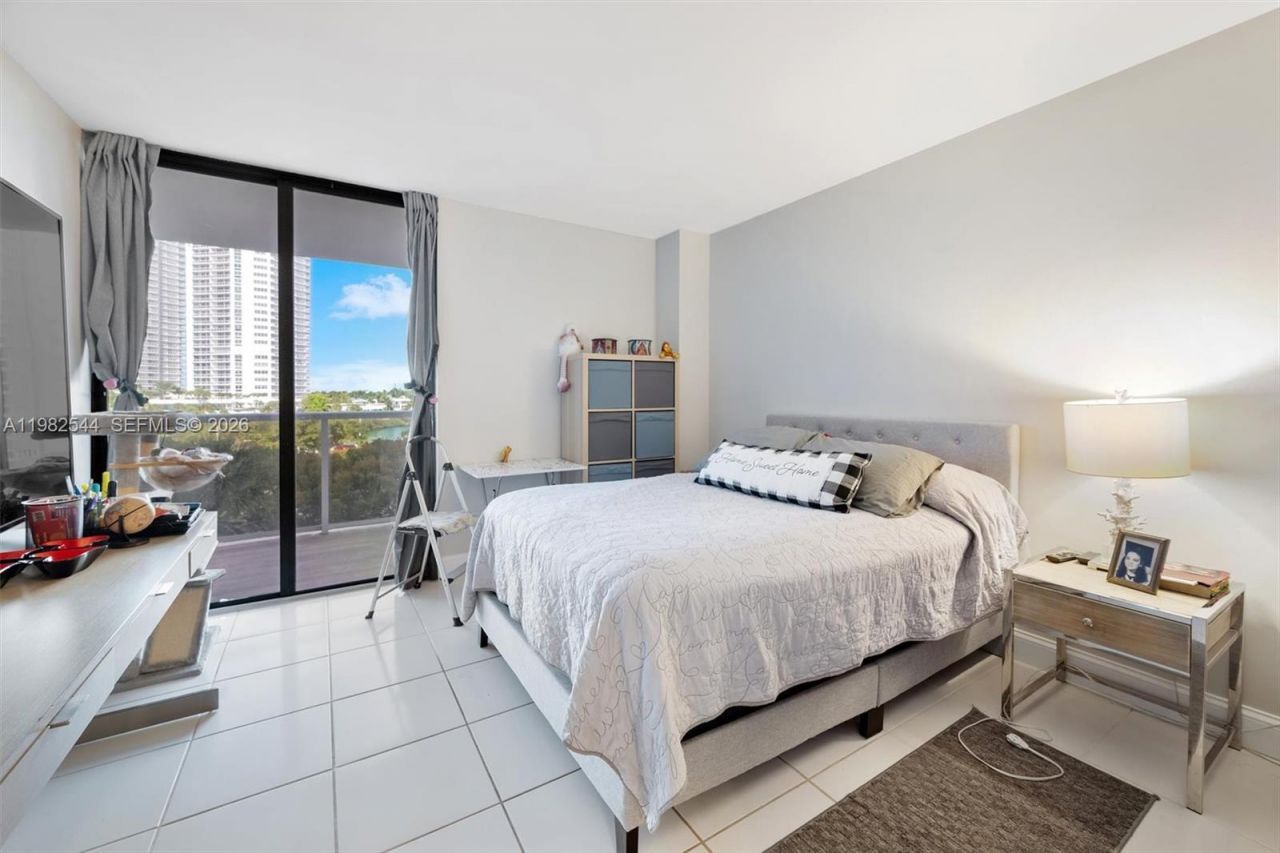 3731 N Country Club Dr , Unit 521, Aventura, FL 33180 Photo