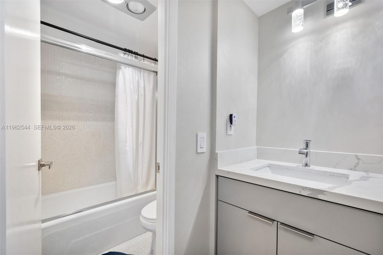 3731 N Country Club Dr, Unit 521, Aventura, FL 33180 Photo