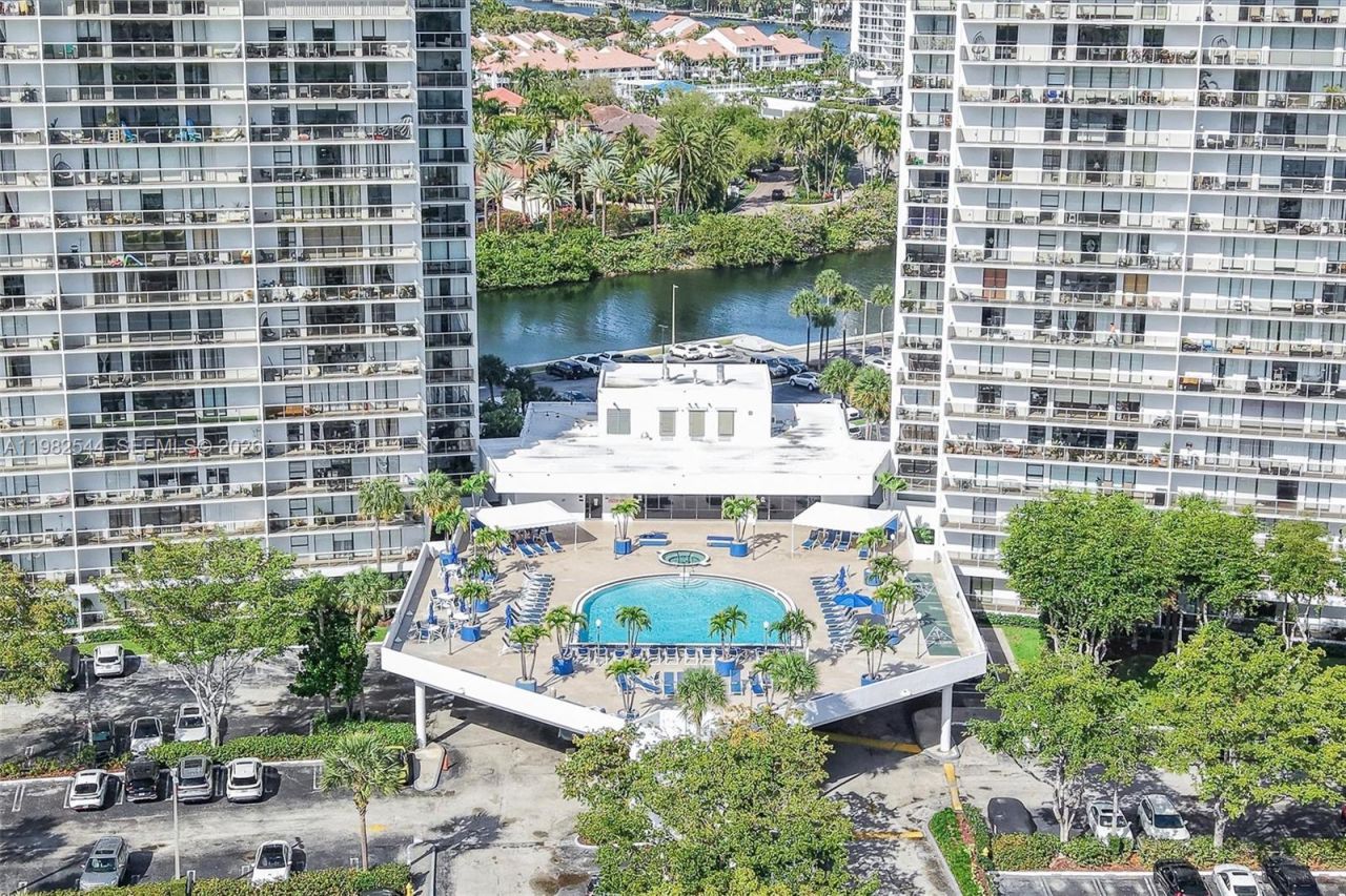 3731 N Country Club Dr , Unit 521, Aventura, FL 33180 Photo