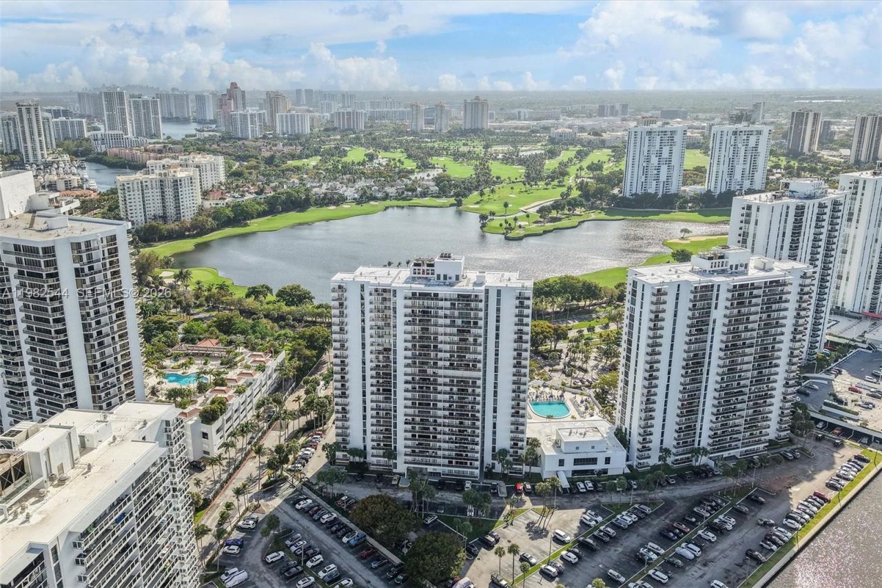 3731 N Country Club Dr , Unit 521, Aventura, FL 33180 Photo
