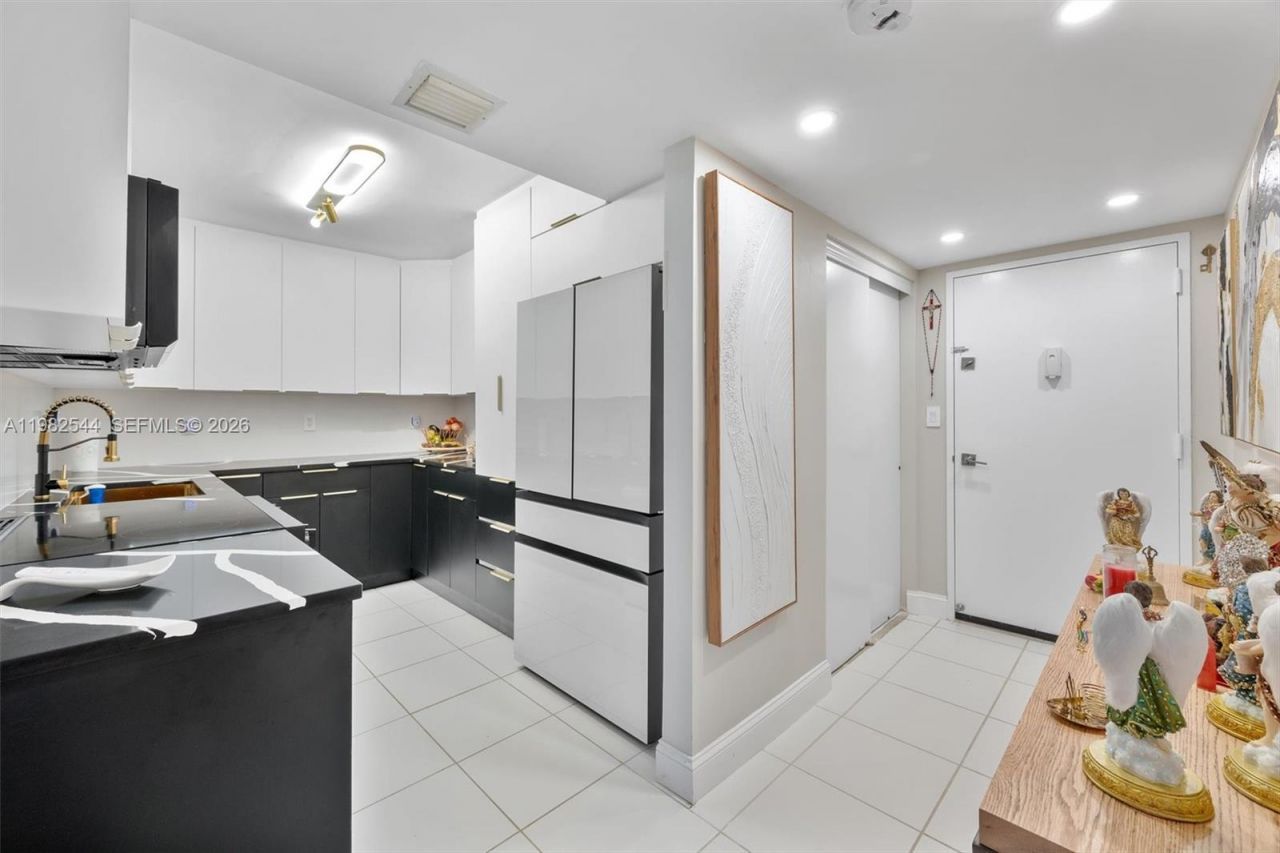 3731 N Country Club Dr , Unit 521, Aventura, FL 33180 Photo