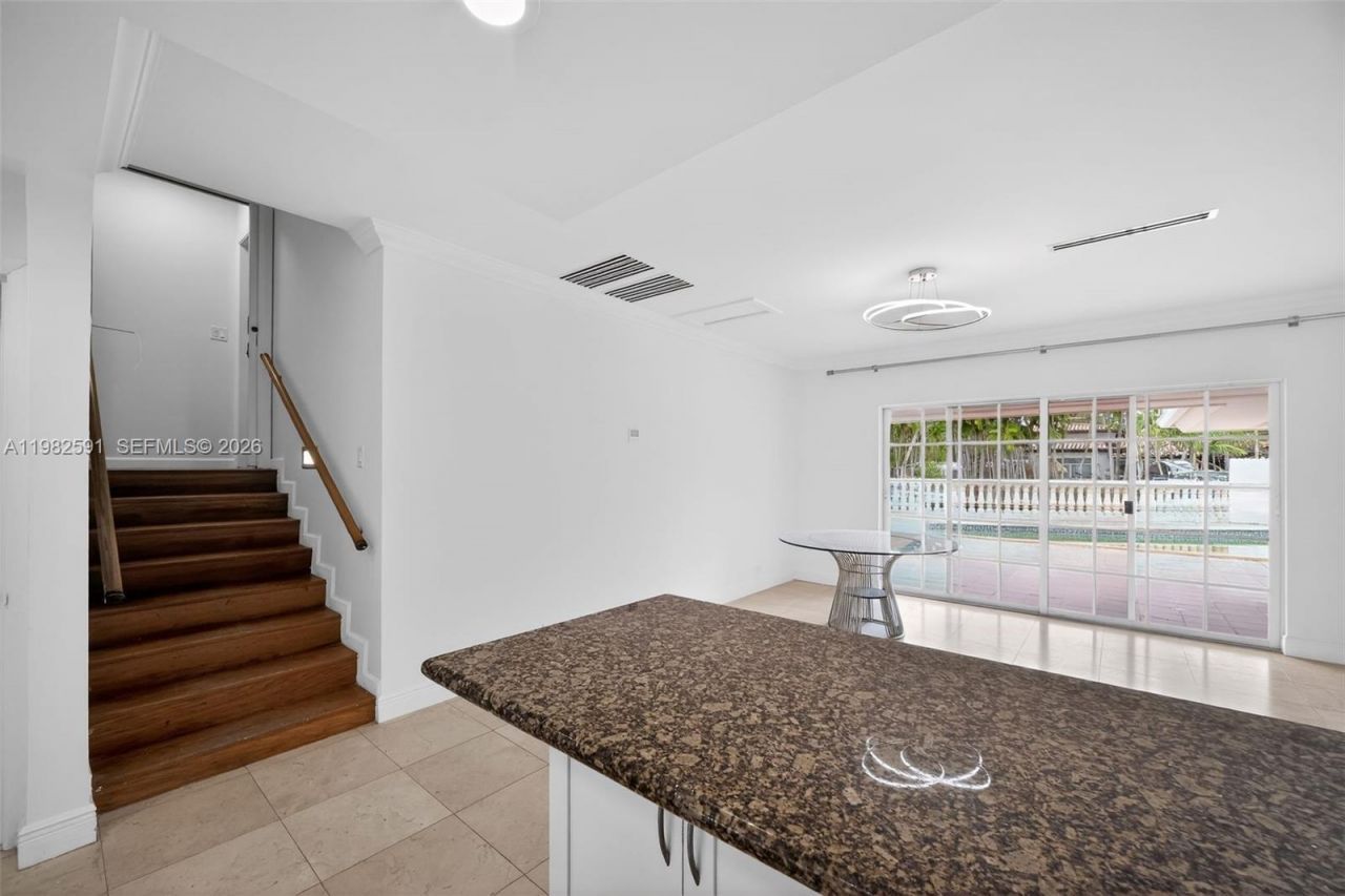 8651 NE 10th Ct, Miami, FL 33138 Photo