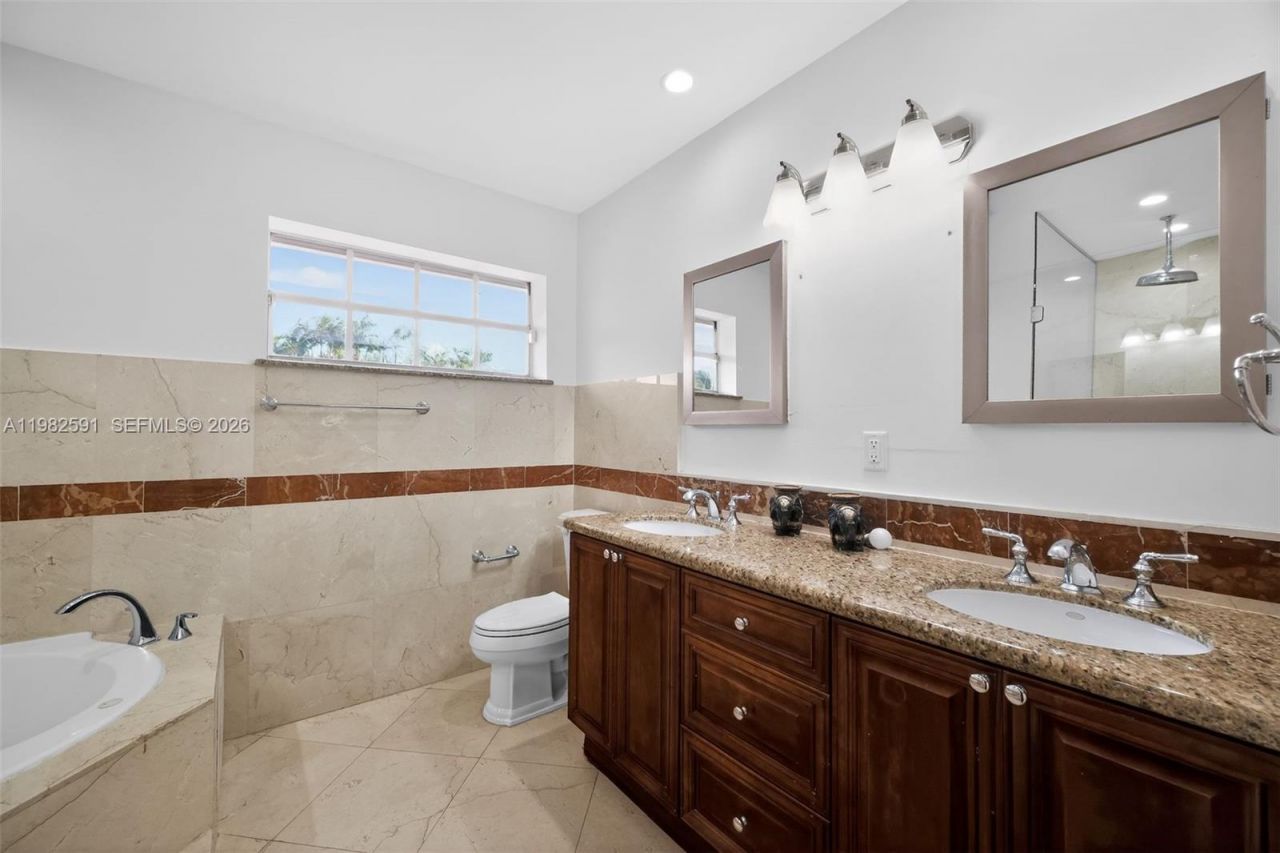 8651 NE 10th Ct, Miami, FL 33138 Photo