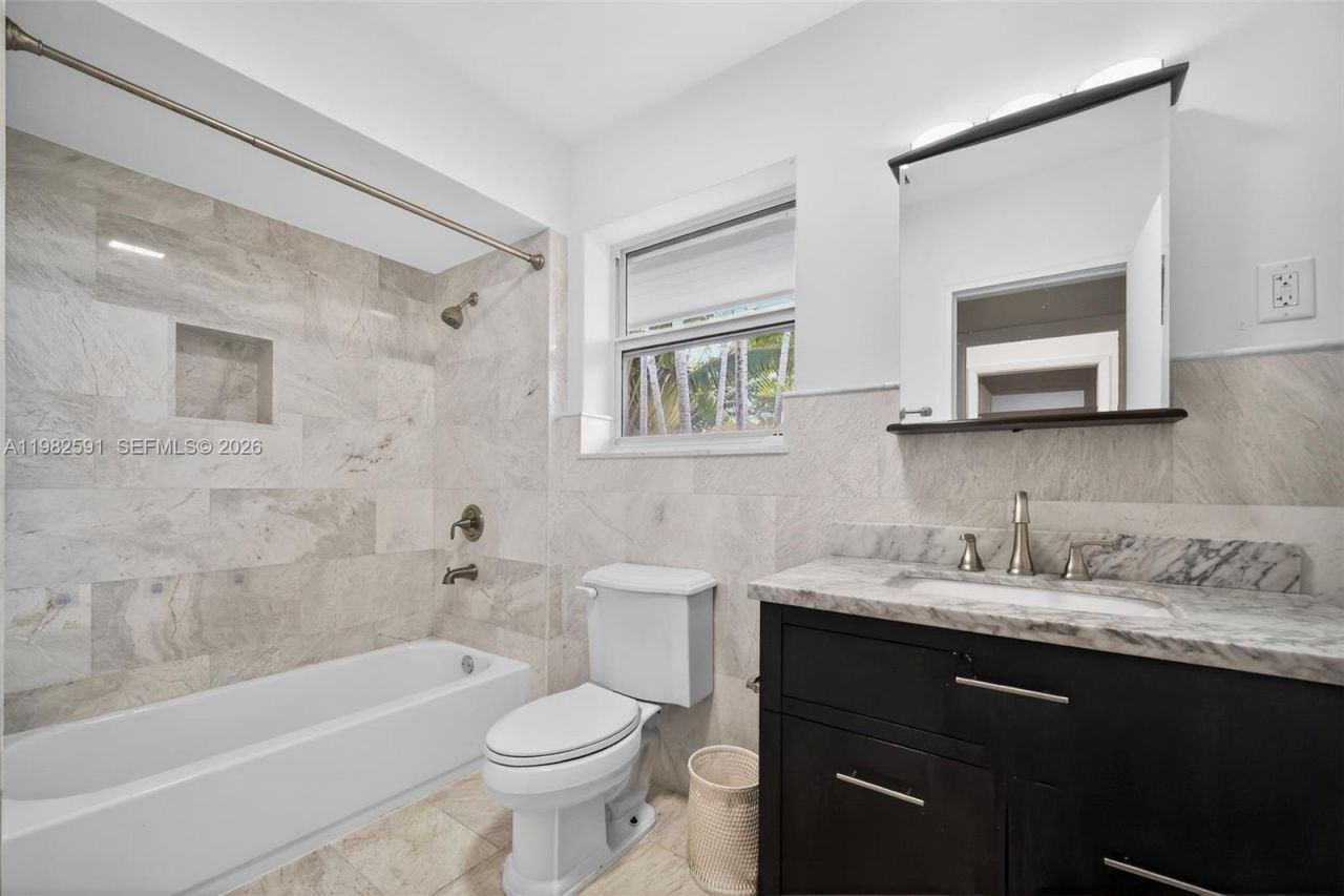 8651 NE 10th Ct, Miami, FL 33138 Photo