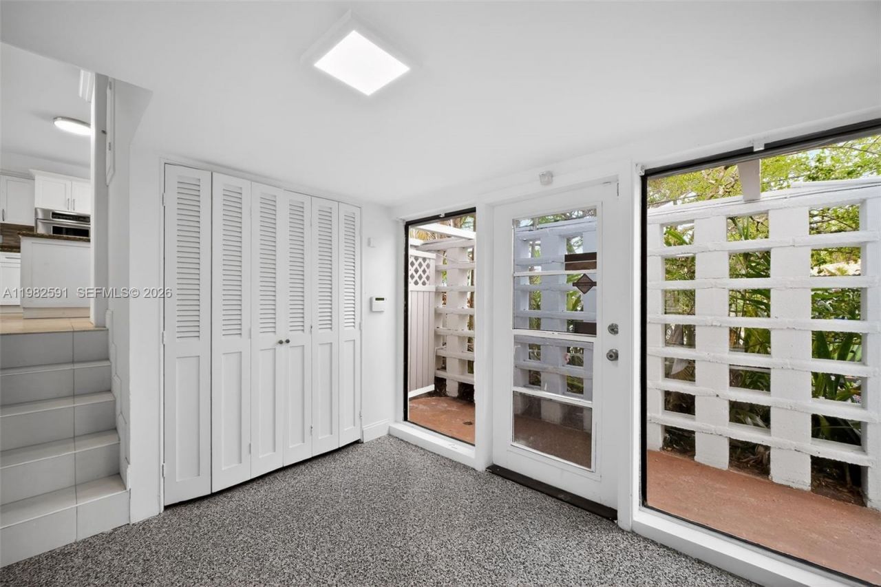 8651 NE 10th Ct, Miami, FL 33138 Photo