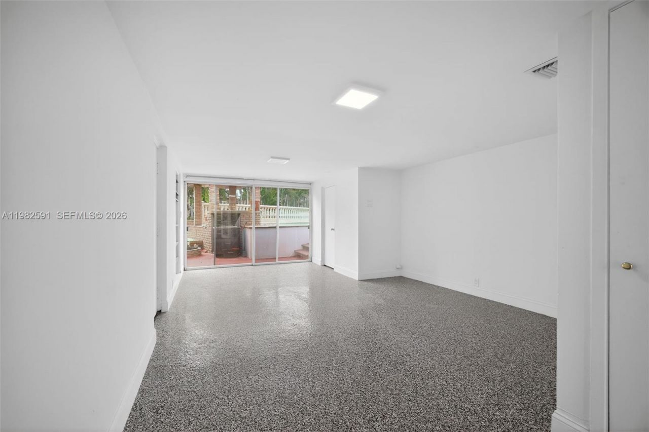 8651 NE 10th Ct, Miami, FL 33138 Photo