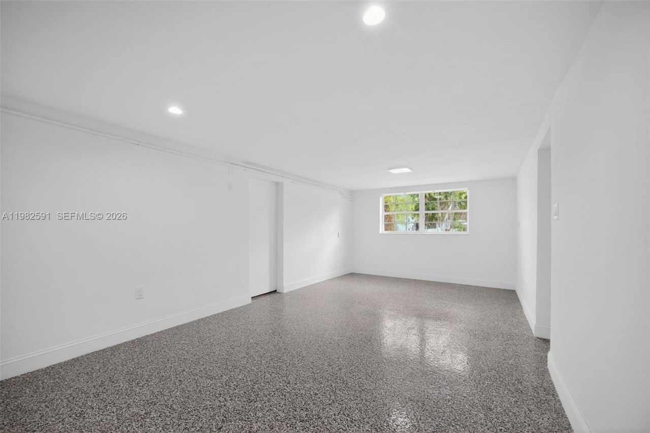 8651 NE 10th Ct, Miami, FL 33138 Photo