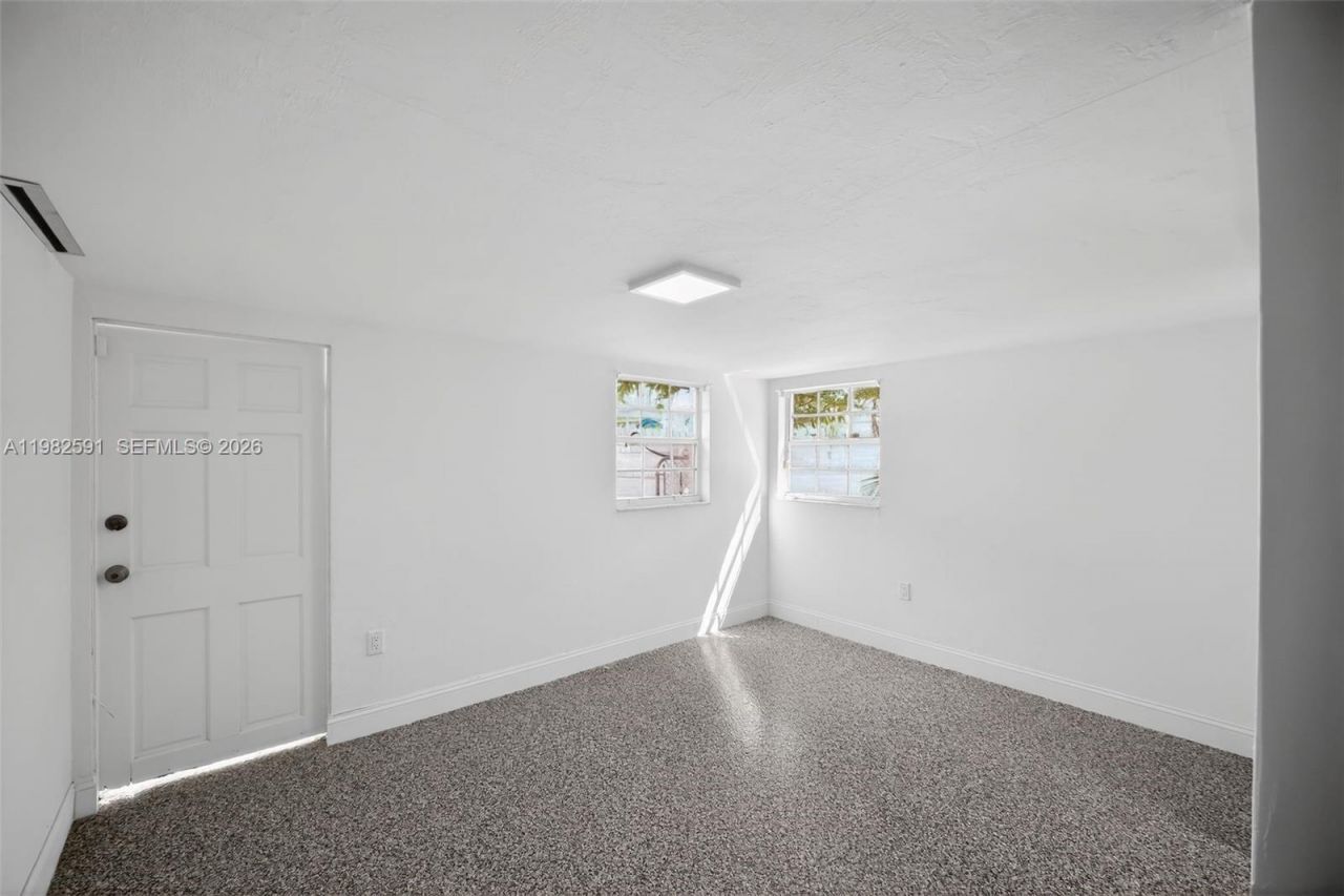 8651 NE 10th Ct, Miami, FL 33138 Photo