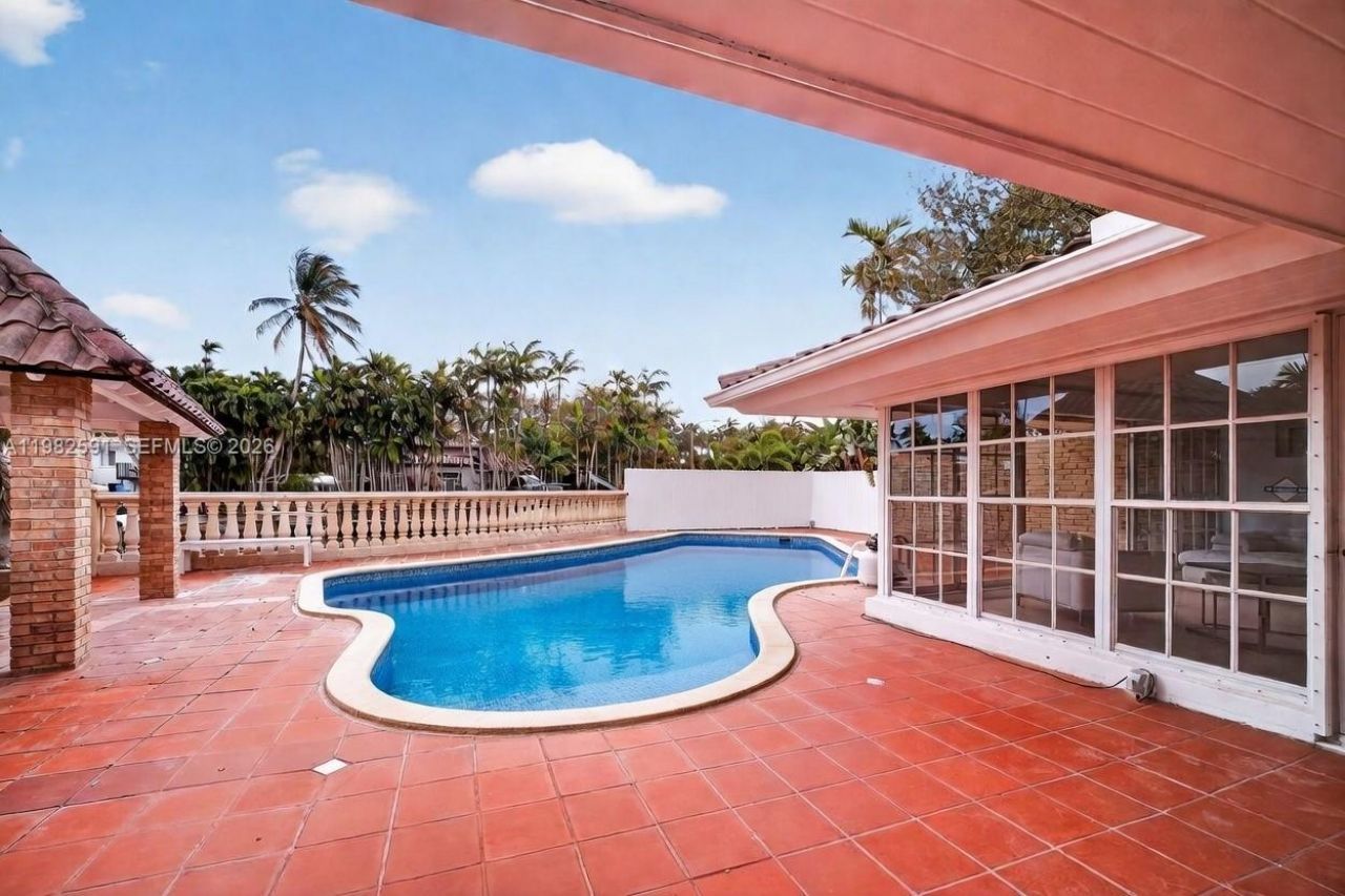 8651 NE 10th Ct, Miami, FL 33138 Photo