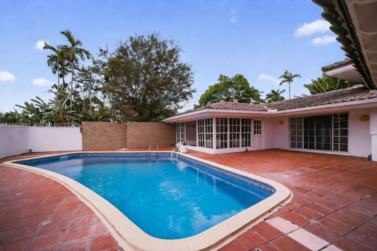 8651 NE 10th Ct, Miami, FL 33138 Photo