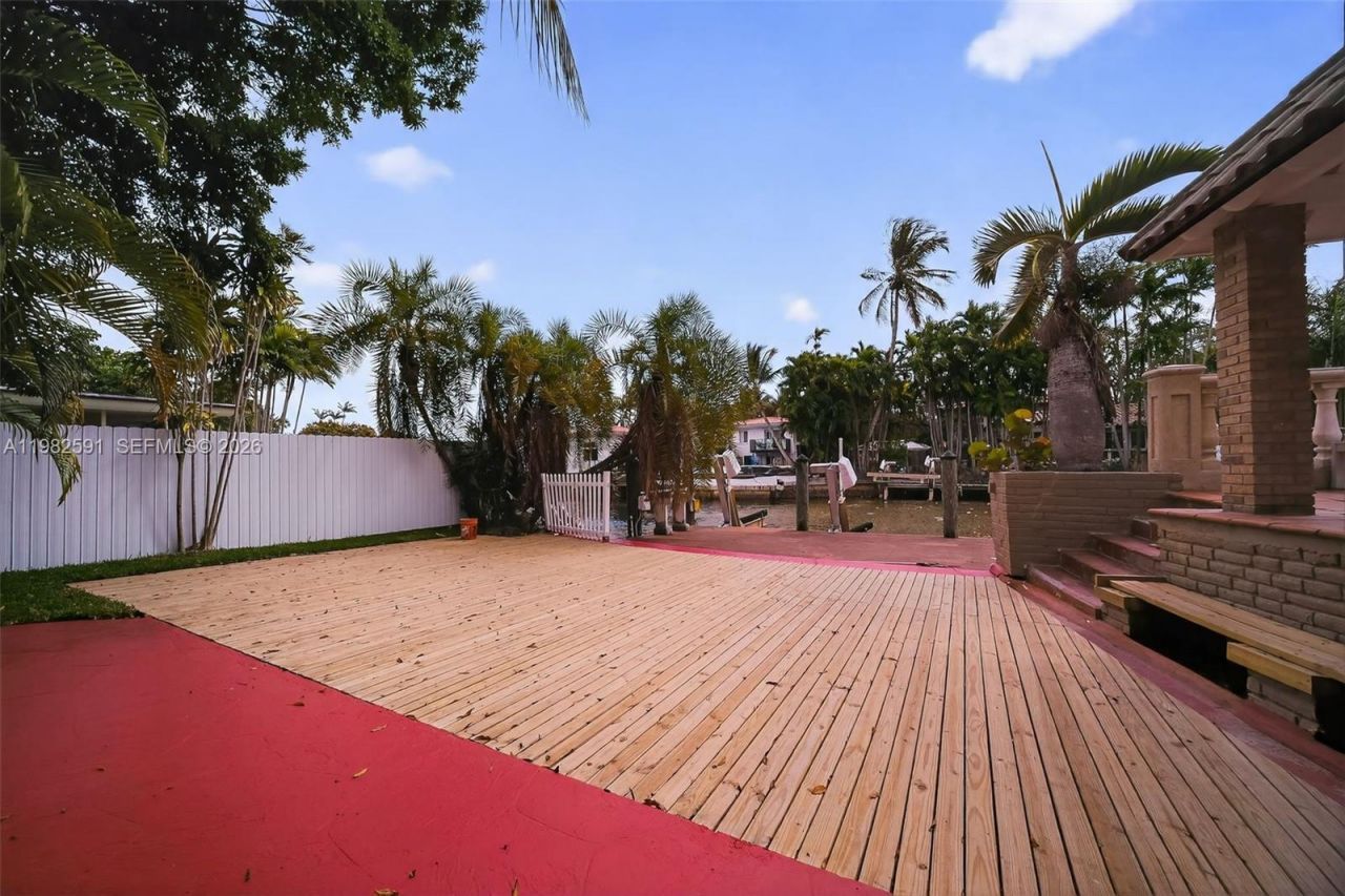 8651 NE 10th Ct, Miami, FL 33138 Photo