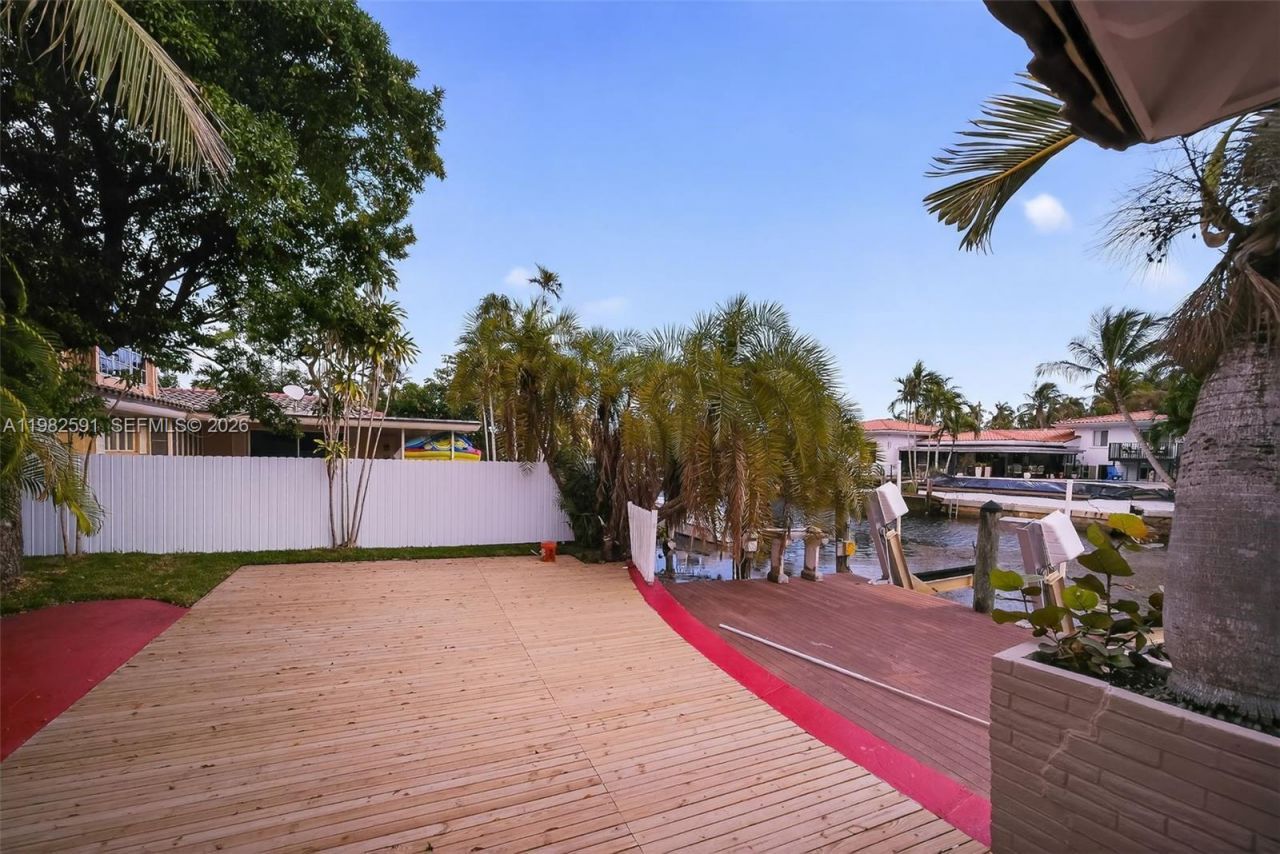 8651 NE 10th Ct, Miami, FL 33138 Photo