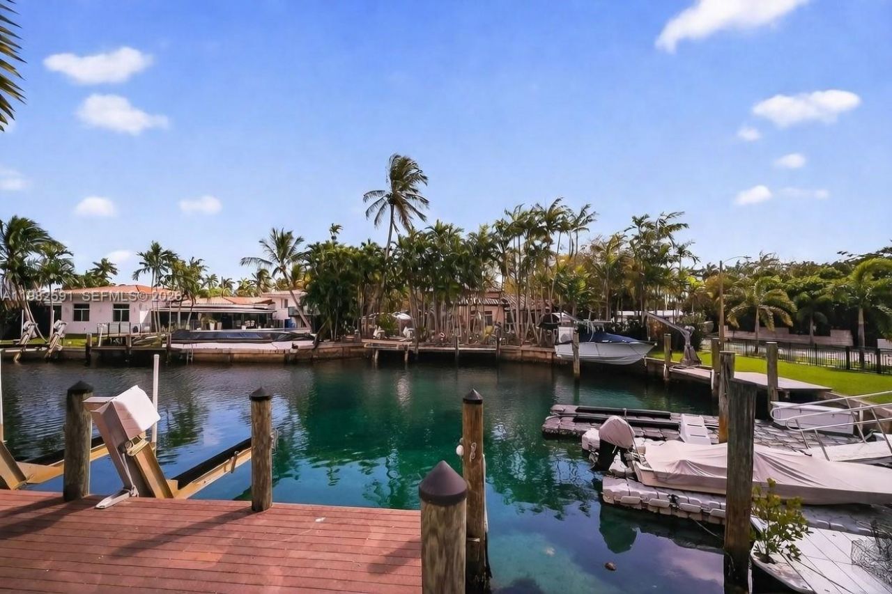 8651 NE 10th Ct, Miami, FL 33138 Photo