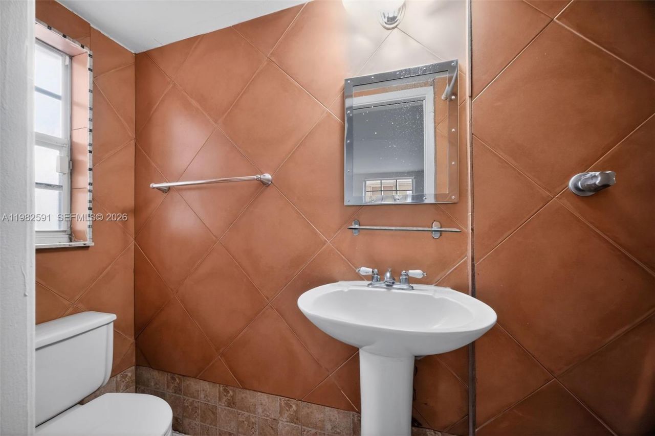 8651 NE 10th Ct, Miami, FL 33138 Photo