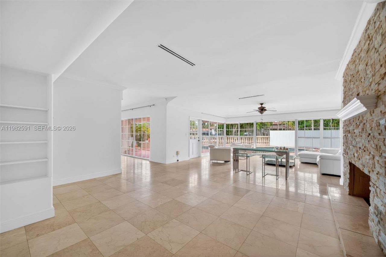 8651 NE 10th Ct, Miami, FL 33138 Photo