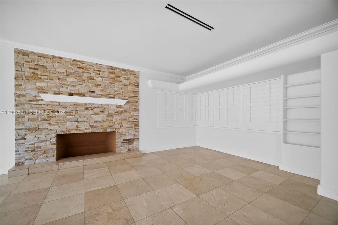 8651 NE 10th Ct, Miami, FL 33138 Photo