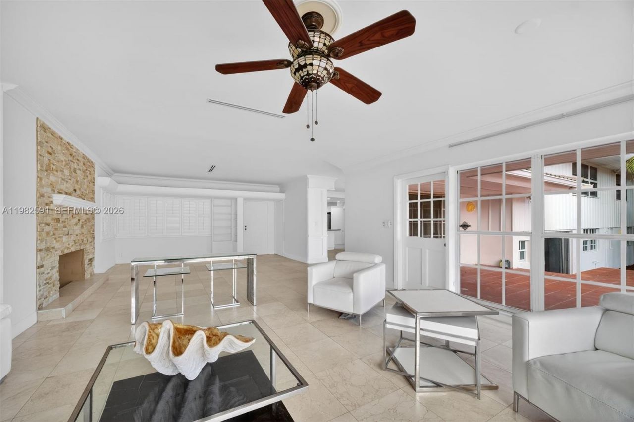 8651 NE 10th Ct, Miami, FL 33138 Photo