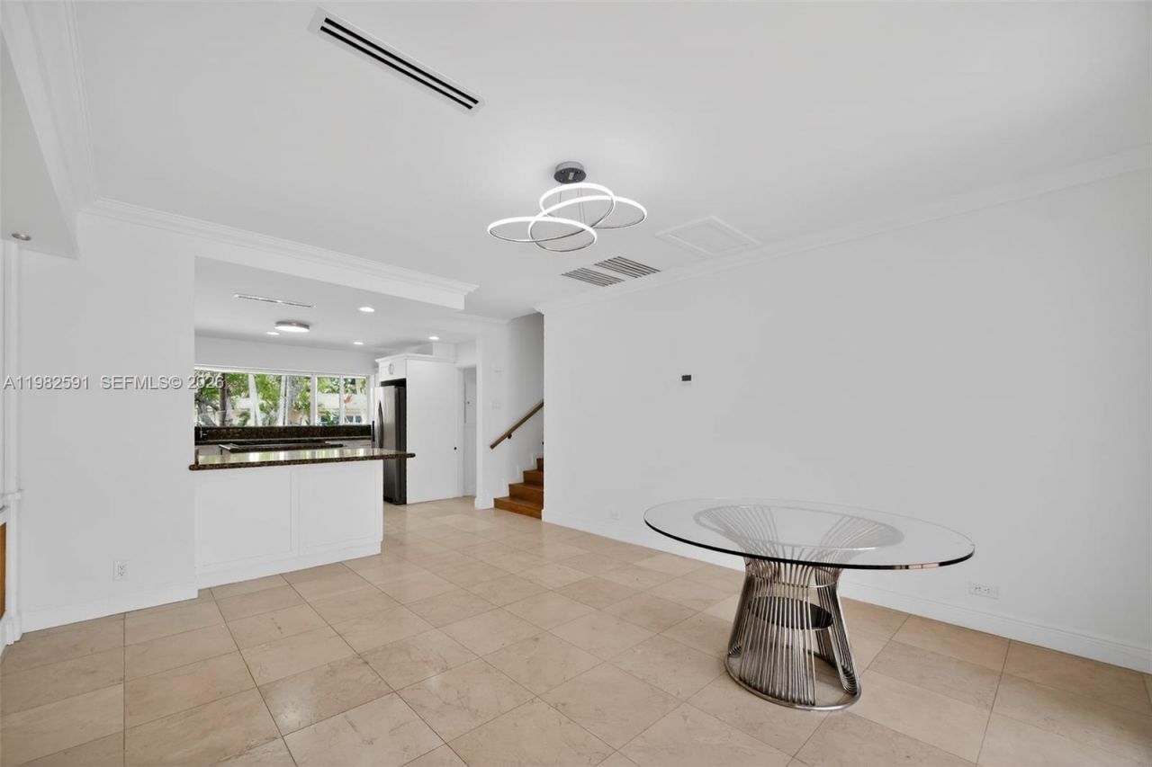 8651 NE 10th Ct, Miami, FL 33138 Photo