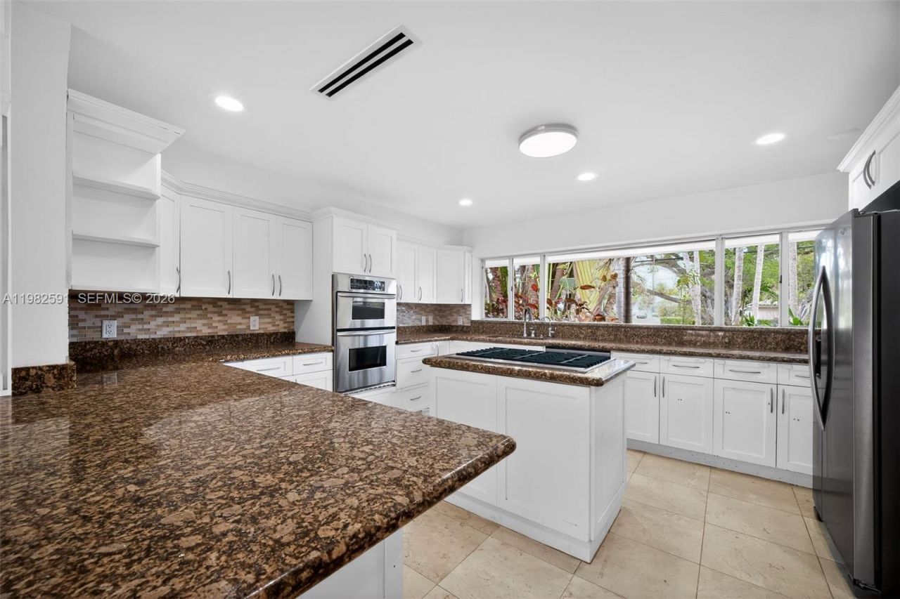 8651 NE 10th Ct, Miami, FL 33138 Photo