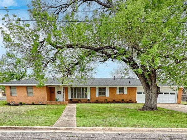 302 Baumgarten ST, Schulenburg, TX 78956