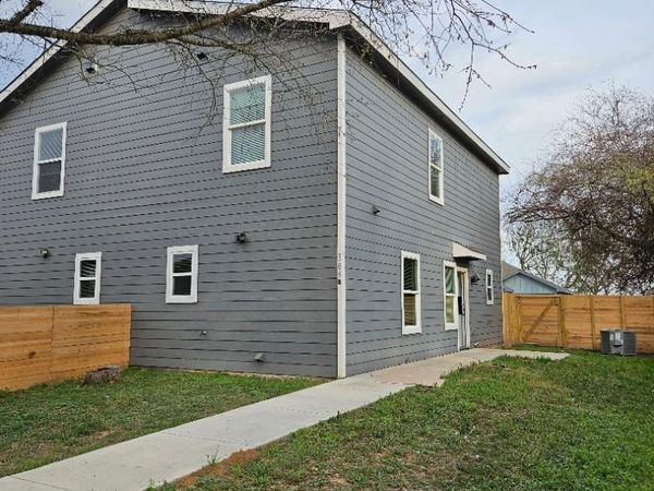 305 Anderson ST , Unit B, Smithville, TX 78957