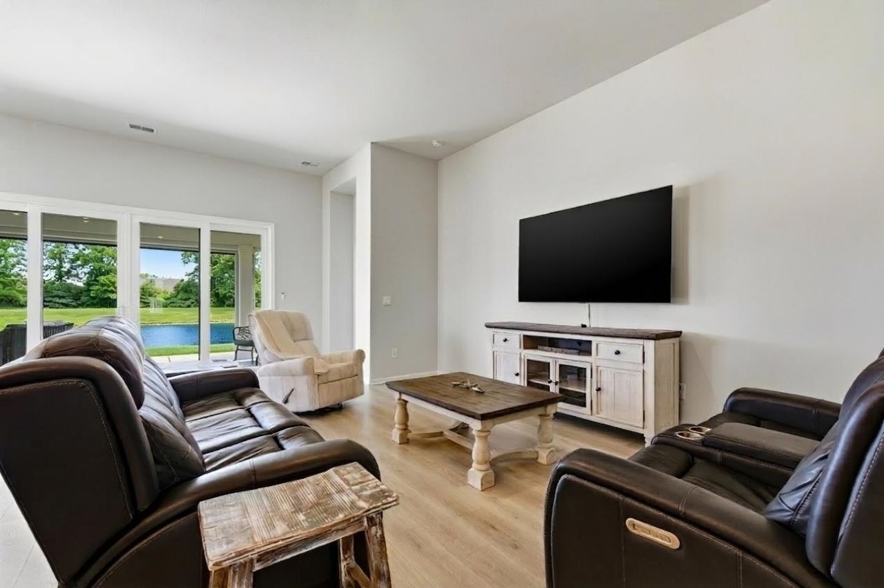 549 Pier Ct. Photo 4