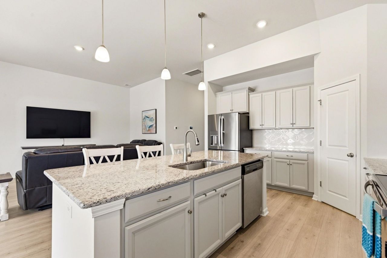 549 Pier Ct. Photo 9