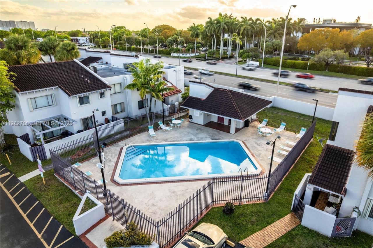 860 NW 106th Ave, Unit 2B3-5, Miami, FL 33172 Photo