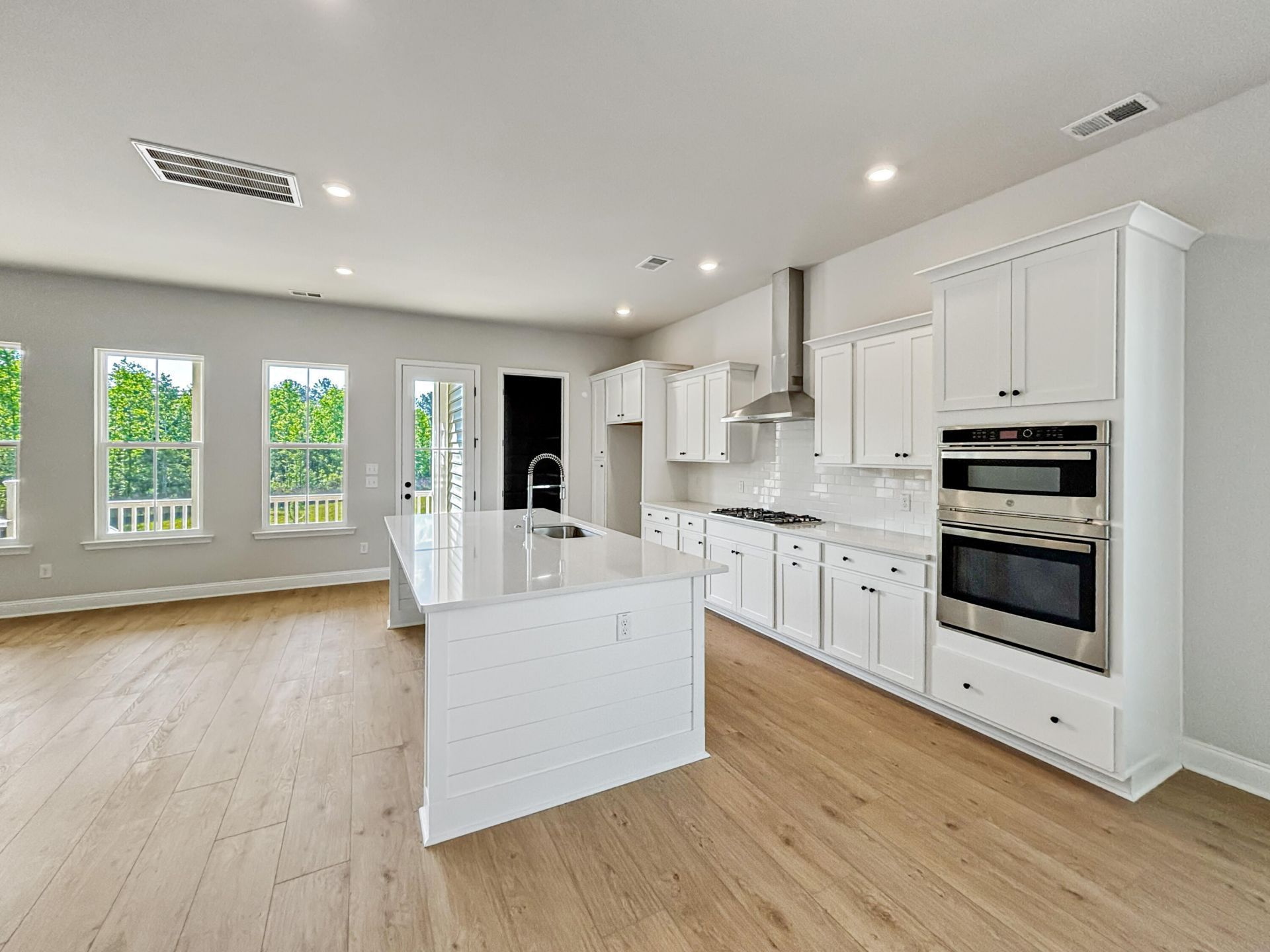 207 Threaded Fern Street Photo 7