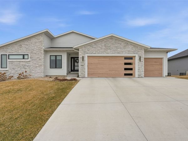 6720 Caldwell Lane NE, Cedar Rapids, IA 52411