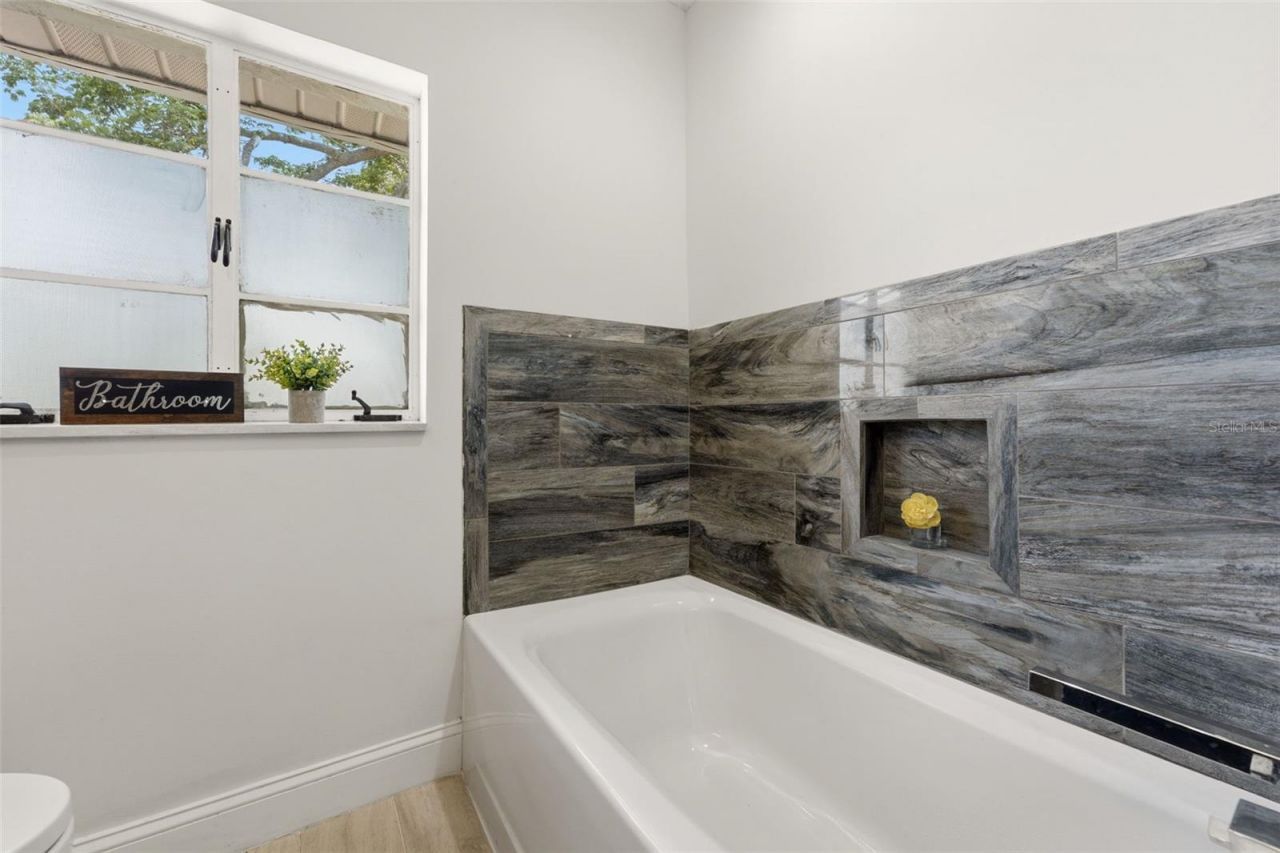 418 Edwards Drive, Sarasota, FL 34243 Photo