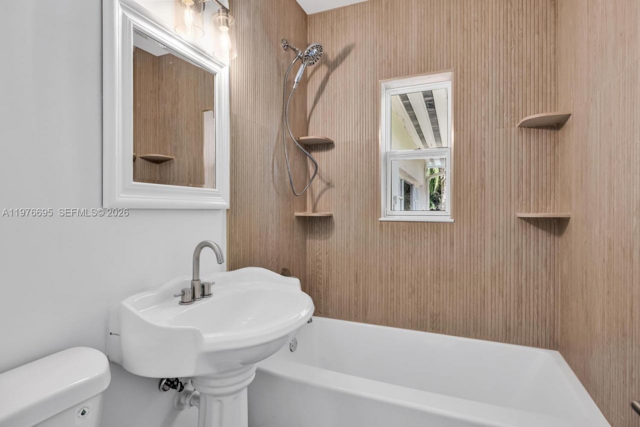 11801 NE 11th Ave, Biscayne Park, FL 33161 Photo