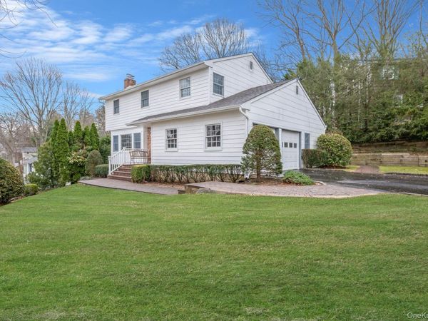 7 Spruce Court , Huntington, NY 11743