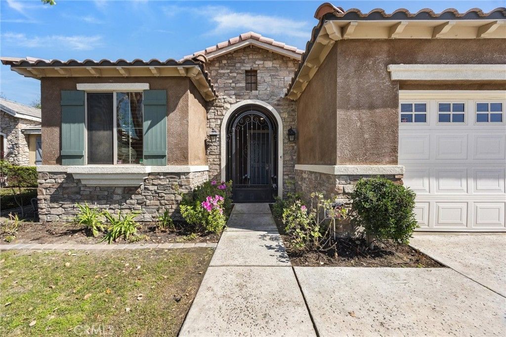 420 Hollyhill, Bakersfield, CA 93312 Main Photo