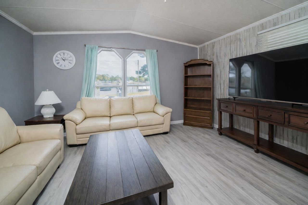 1701 Crystal Lake Dr. Photo 10