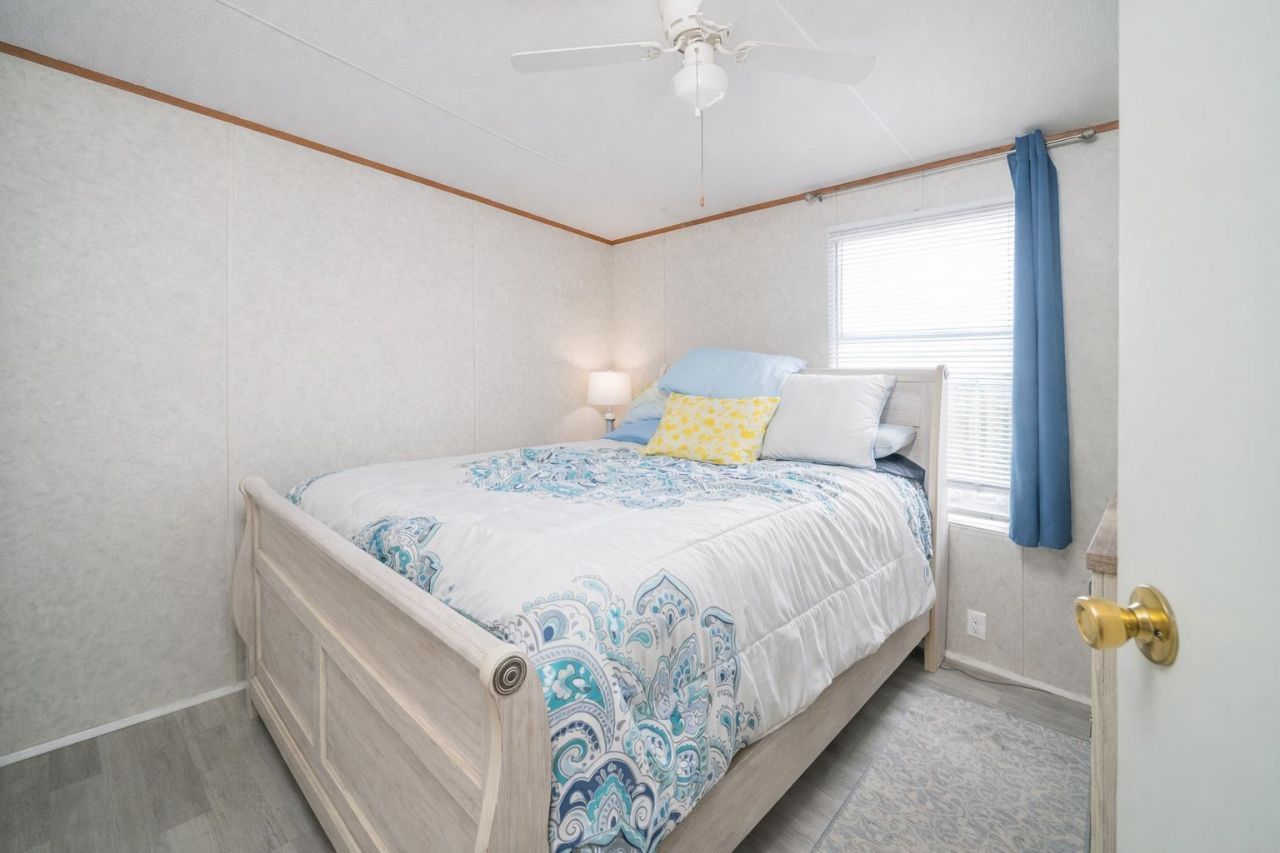 1701 Crystal Lake Dr. Photo 23