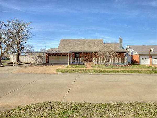 901 NE 6th Street, Moore, OK 73160
