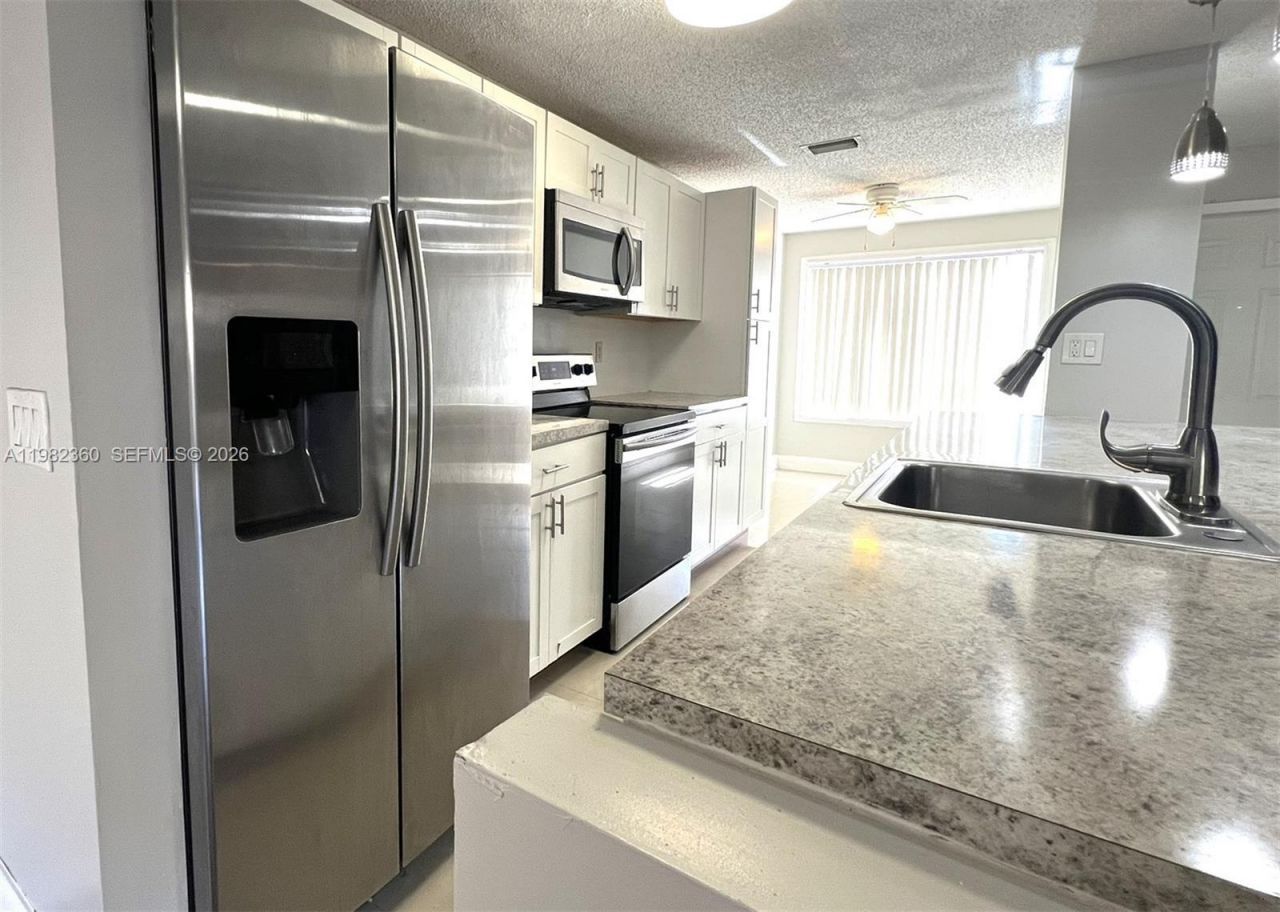 8249 NW 8th Pl, Unit 4, Plantation, FL 33324 Photo