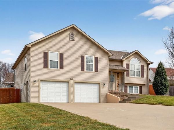 530 Holiday Court, Lansing, KS 66043