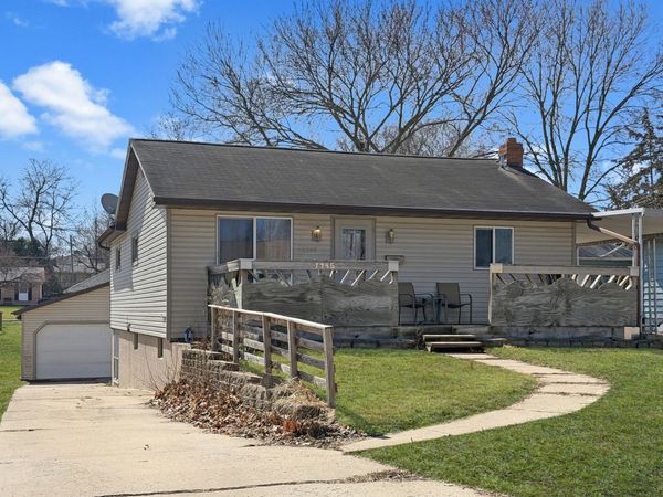 1245 W Violet Street , Freeport, IL 61032