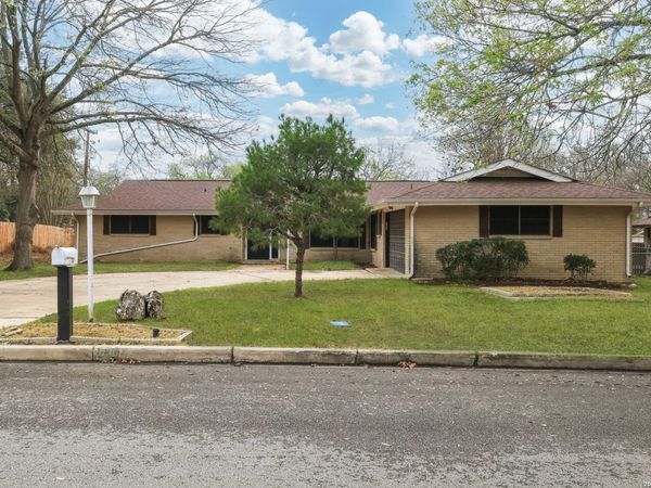 630 Rocklyn, Windcrest, TX 78239