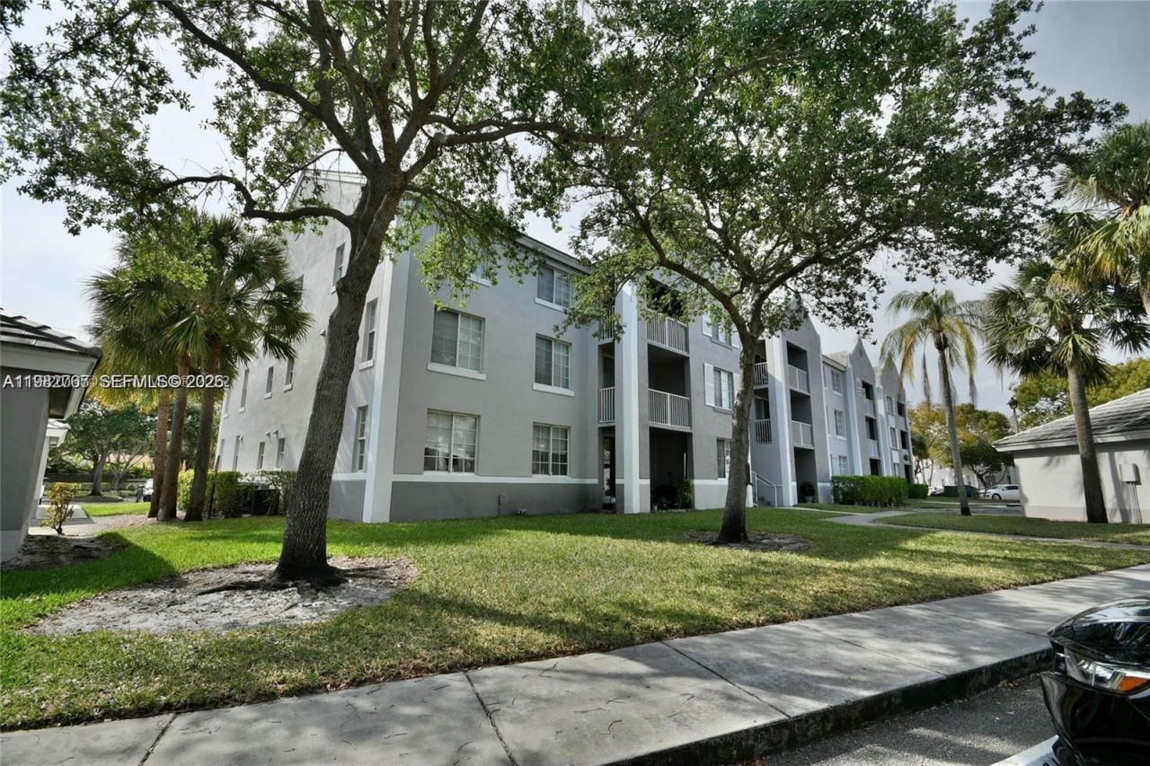 655 SW 111th Way, Unit 105, Pembroke Pines, FL 33025 Photo