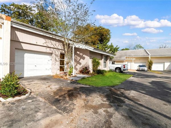 10583 La Placida Dr , Coral Springs, FL 33065