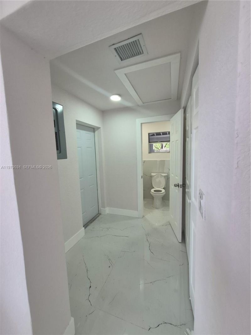 2121 NW 14th St, Miami, FL 33125 Photo