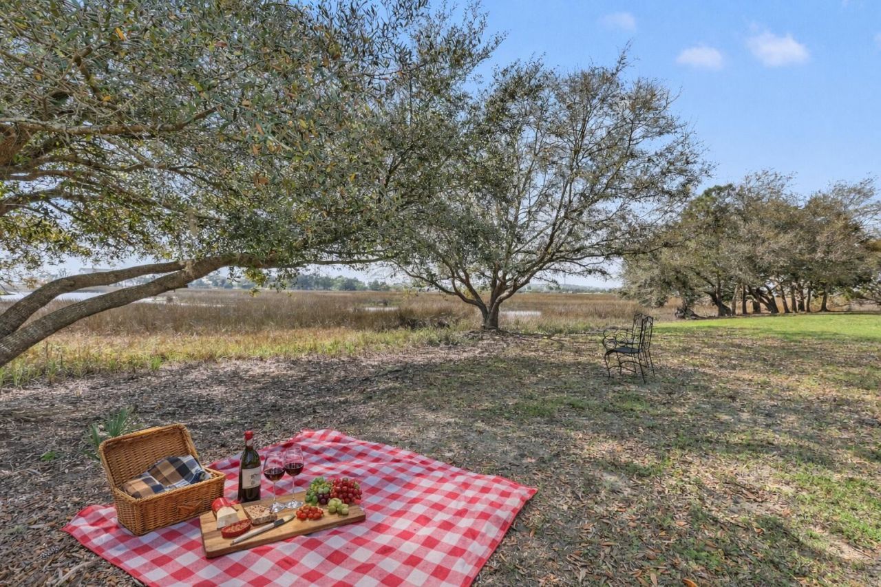 3925 James Bay Road Photo 4