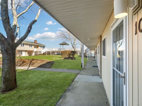 61 W Tiana Road, Unit 10, Hampton Bays, NY 11946