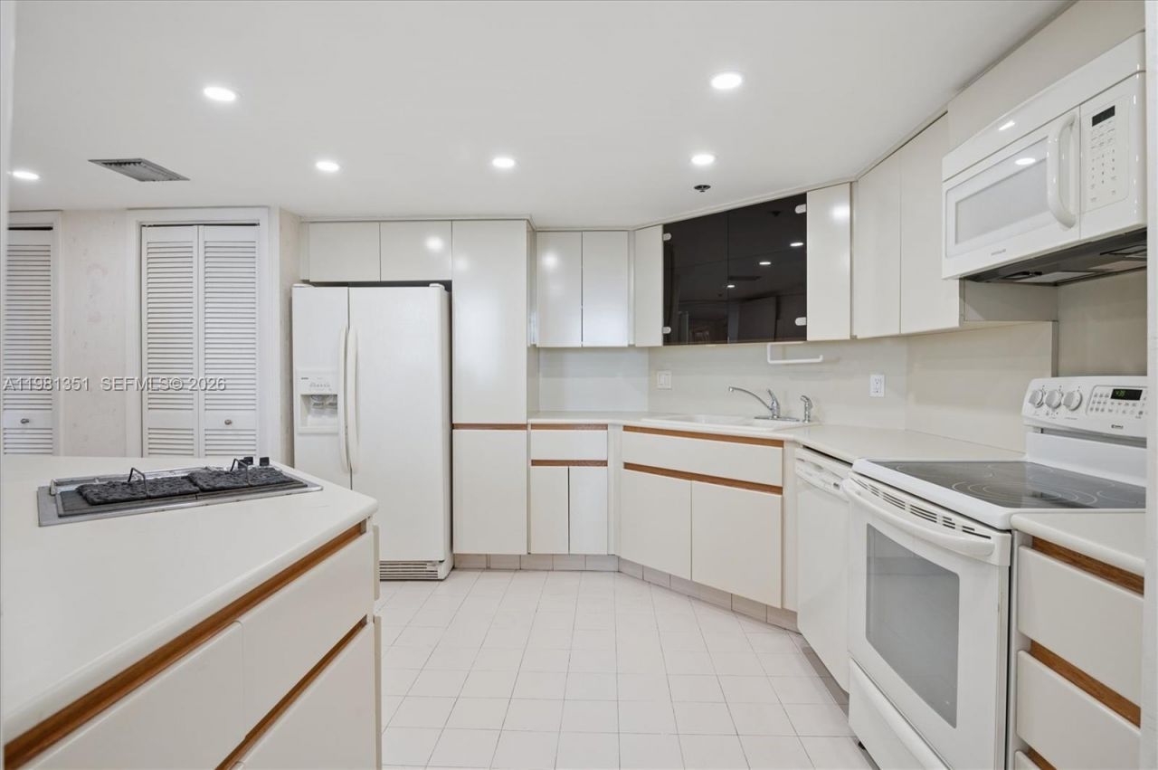 300 Three Islands Blvd , Unit 516, Hallandale Beach, FL 33009 Photo