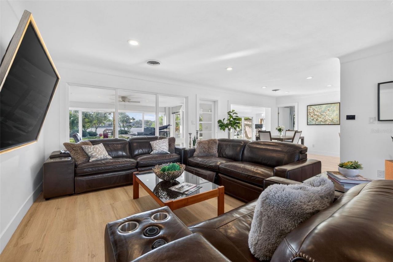 490 Coffee Pot Riviera Ne, Saint Petersburg, FL 33704 Photo