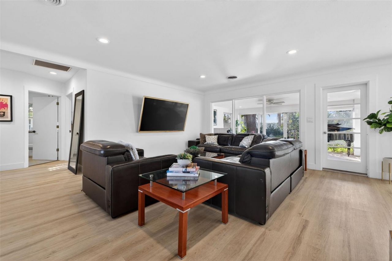 490 Coffee Pot Riviera Ne, Saint Petersburg, FL 33704 Photo